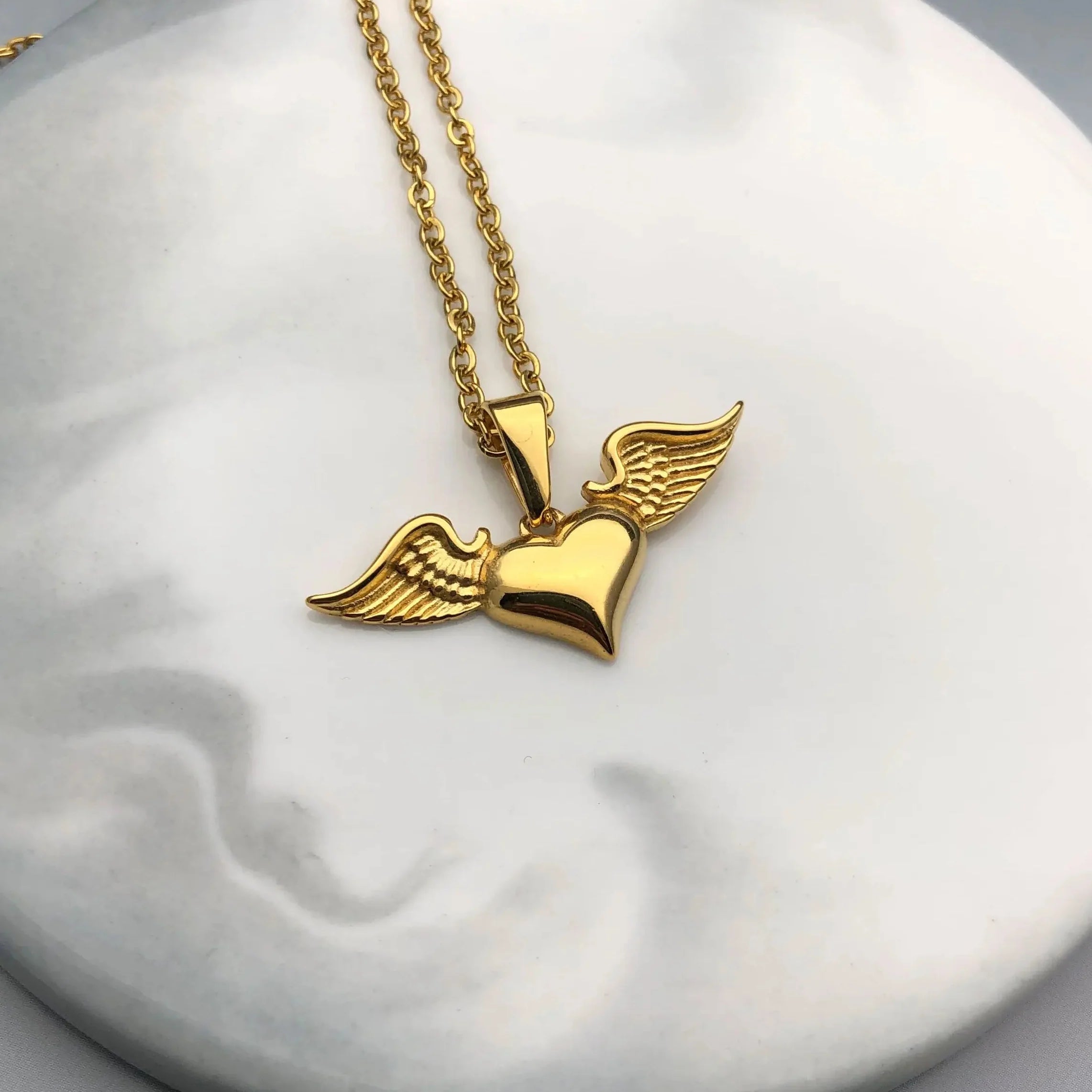 Halskette mit Engelsflügel- und Herzanhänger