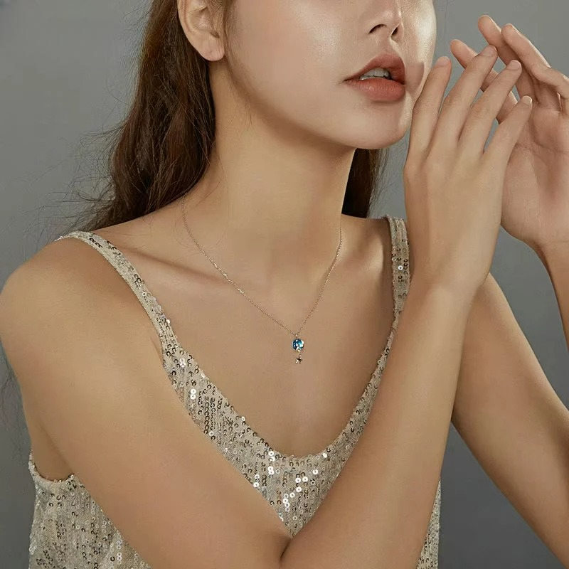 Halskette mit Anhänger mit Mond- und Katzenmotiv