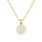 Weiße Halskette mit Initialen-Anhänger d
