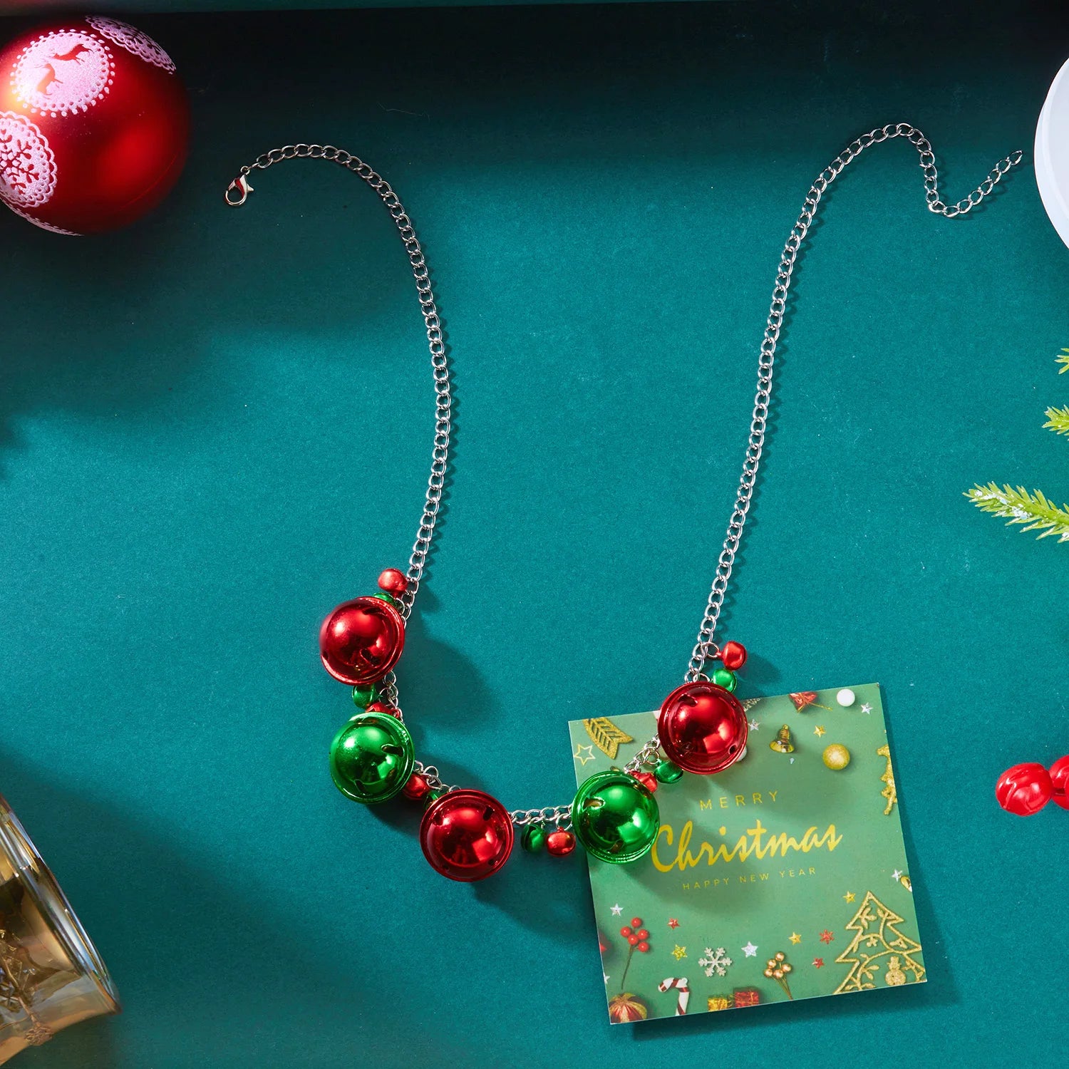 Halskette mit Weihnachtskugel-Anhänger