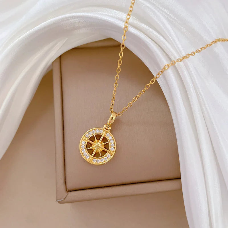 Halskette mit Kompass-Anhänger mit Zirkonia Windrose