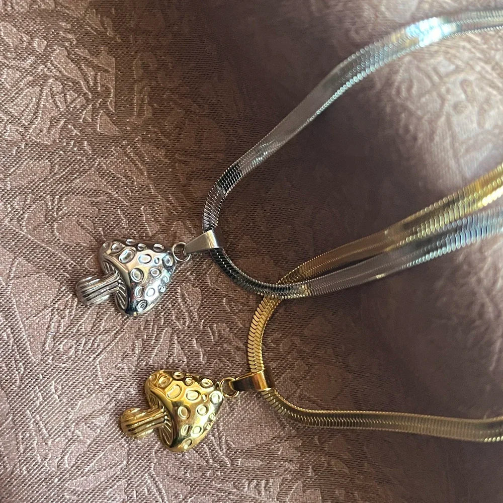 Halskette mit Pilzanhänger Gold