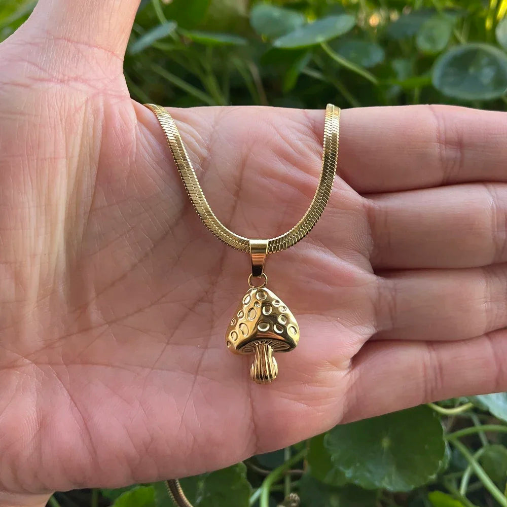 Halskette mit Pilzanhänger Gold