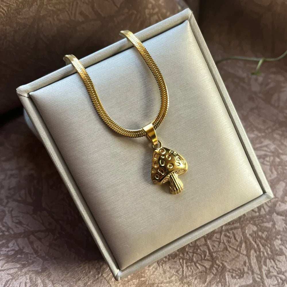 Halskette mit Pilzanhänger Gold