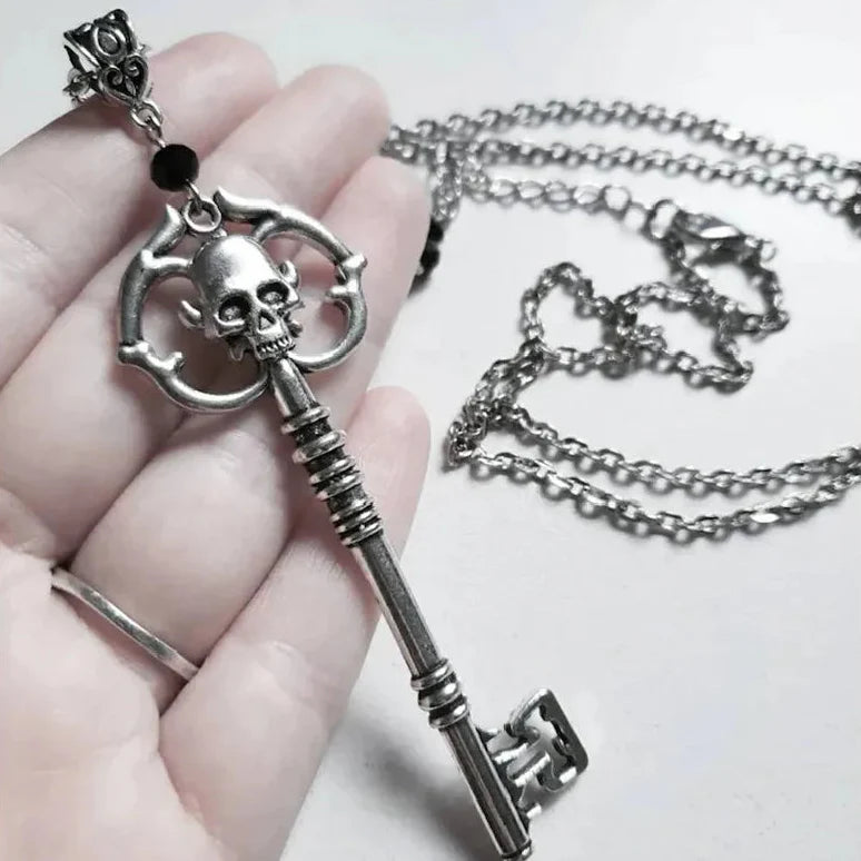 Halskette mit Schlüssel- und Totenkopf-Anhänger