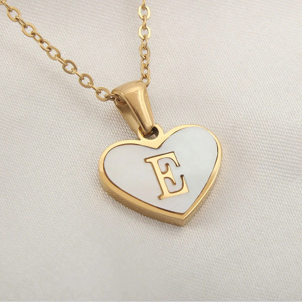 Halskette mit weißem Herz-Anhänger Initiale e