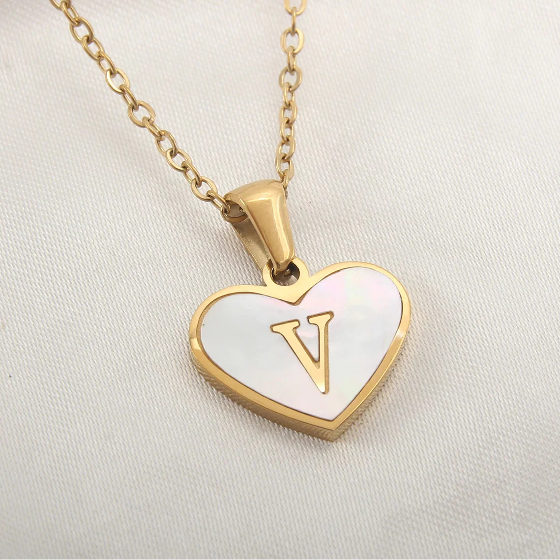 Halskette mit weißem Herz-Anhänger Initiale v