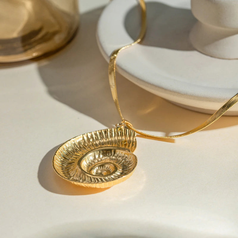 Halskette mit Spiralschalen-Anhänger