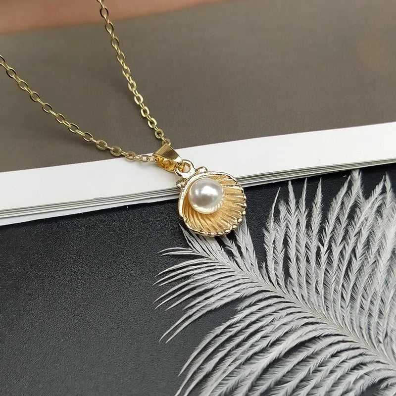 Halskette mit Anhänger Jakobsmuschel und goldene Perle