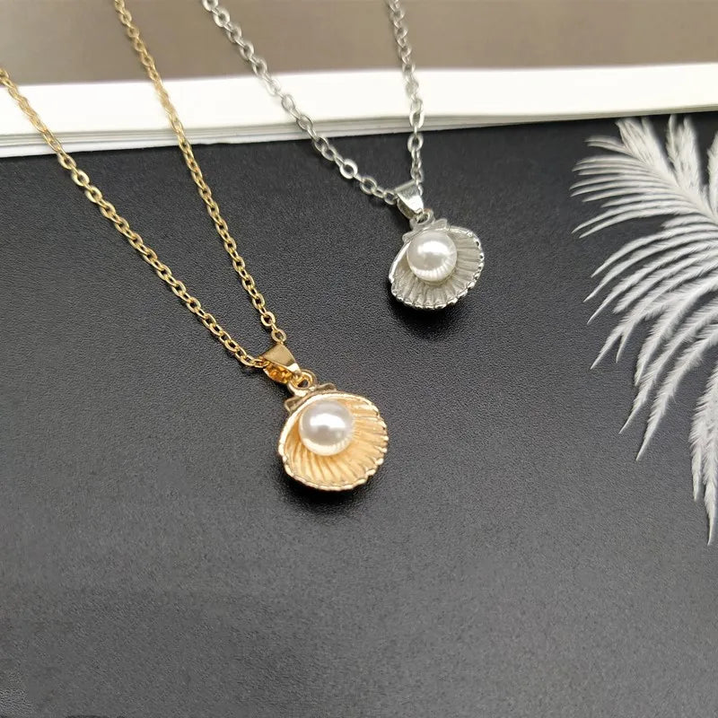 Halskette mit Anhänger Jakobsmuschel und goldene Perle