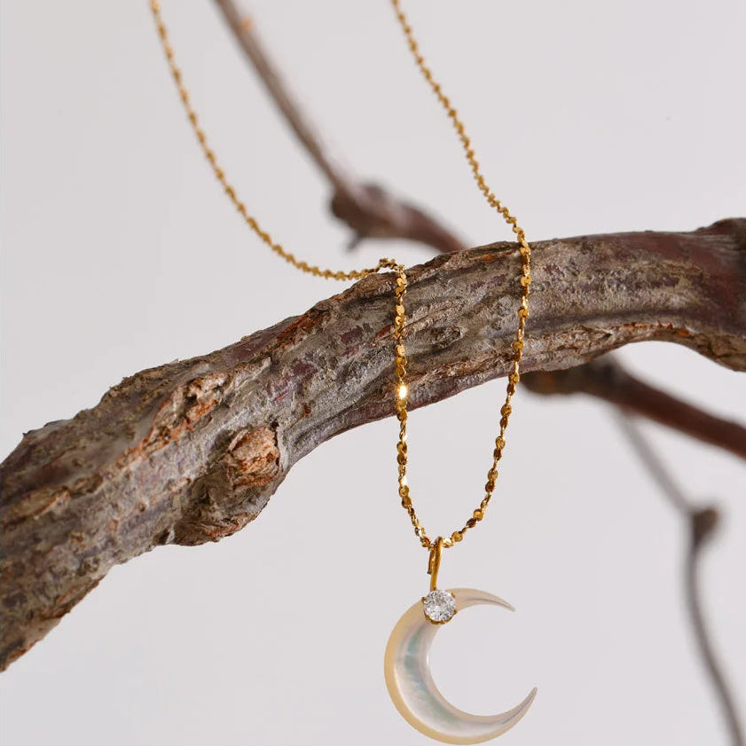 Halskette mit Halbmond-Anhänger in Perlmutt-Optik Gold