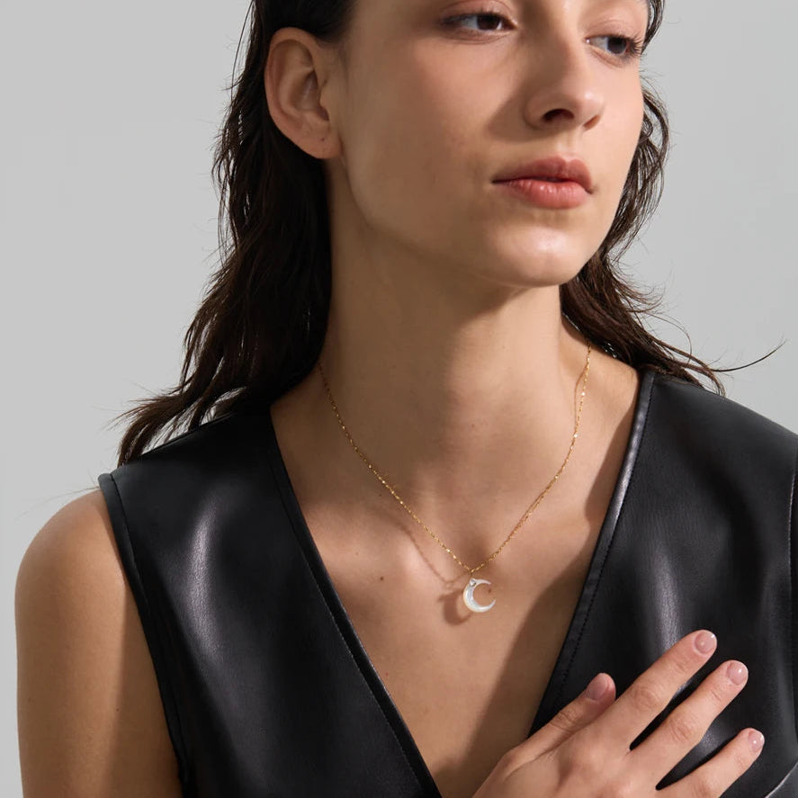 Halskette mit Halbmond-Anhänger in Perlmutt-Optik Gold