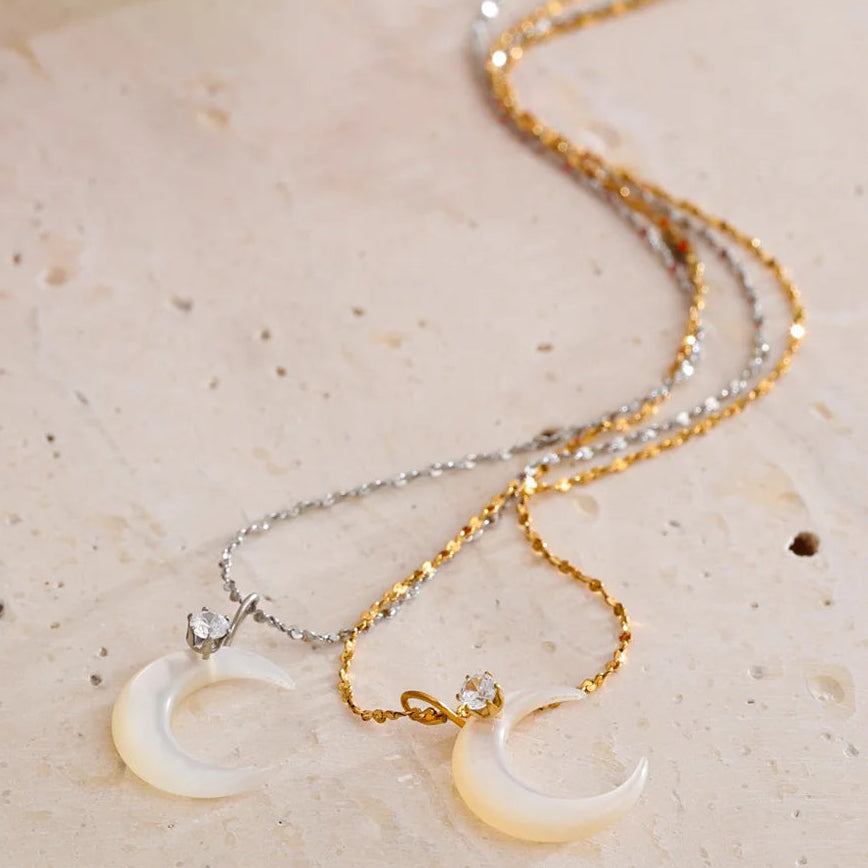 Halskette mit Halbmond-Anhänger in Perlmutt-Optik Gold
