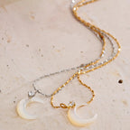 Halskette mit Halbmond-Anhänger in Perlmutt-Optik Gold