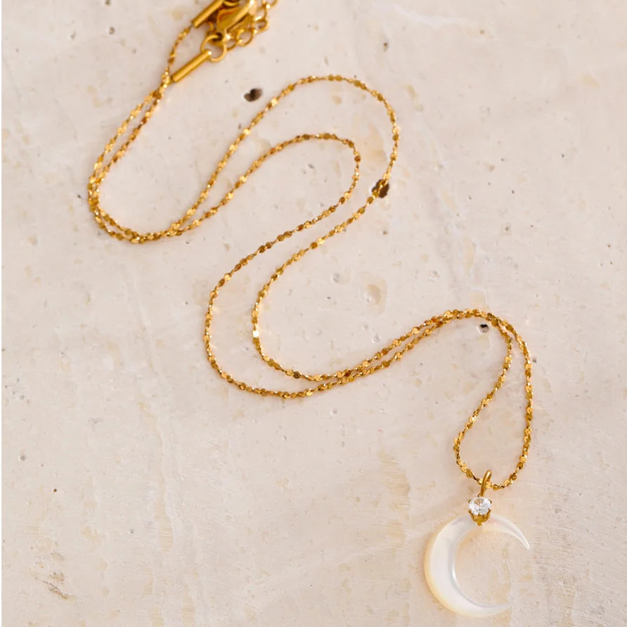 Halskette mit Halbmond-Anhänger in Perlmutt-Optik Gold