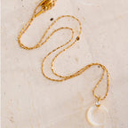 Halskette mit Halbmond-Anhänger in Perlmutt-Optik Gold