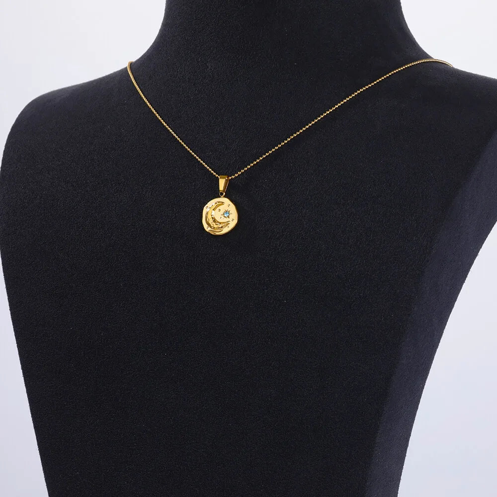 Collier avec pendentif croissant de lune et étoile sertie d'un zircon bleu
