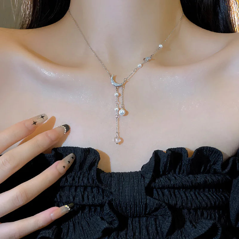 Halskette mit Mondphasen-Anhänger und Perlen