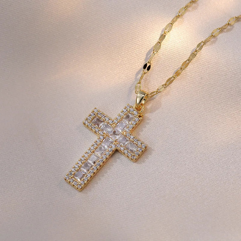 Halskette mit Anhänger Christliches Kreuz aus Zirkon A