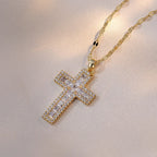 Halskette mit Anhänger Christliches Kreuz aus Zirkon A