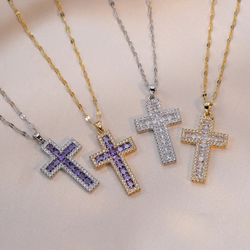 Halskette mit Anhänger Christliches Kreuz aus Zirkon A