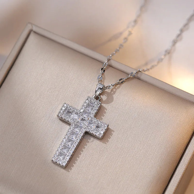 Halskette mit Anhänger Christliches Kreuz aus Zirkon B