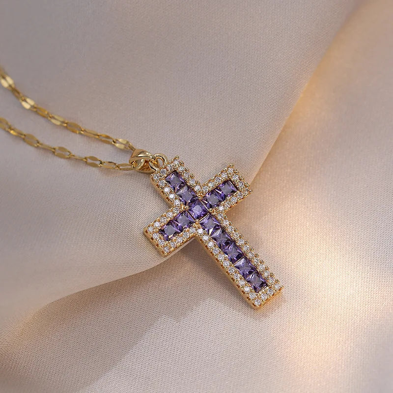 Halskette mit Anhänger Christliches Kreuz aus Zirkon C
