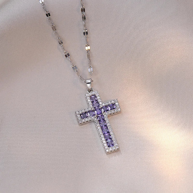 Halskette mit Anhänger Christliches Kreuz aus Zirkon D