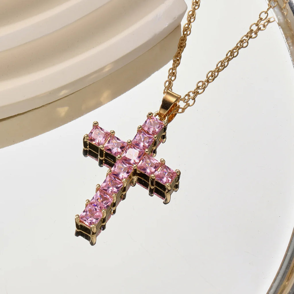 Halskette mit Kreuzanhänger aus quadratischen Kristallen in Gold und Roségold