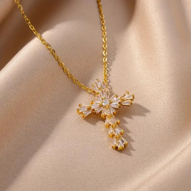 Halskette mit Kreuzanhänger aus Kristallen in Gold