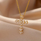 Halskette mit Kreuzanhänger aus Kristallen in Gold