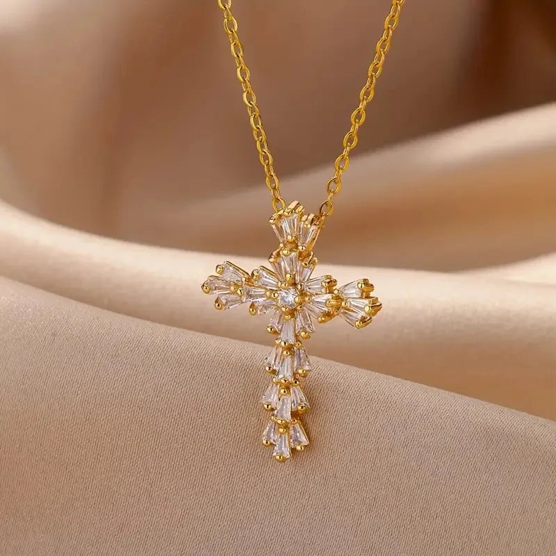 Halskette mit Kreuzanhänger aus Kristallen in Gold