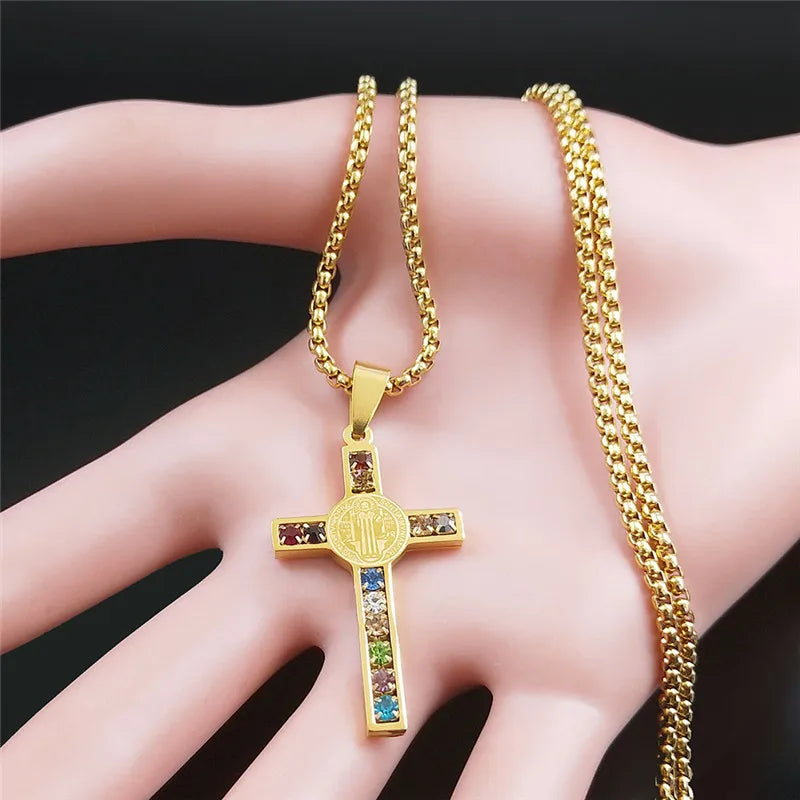 Halskette mit mehrfarbigem Anhänger Kreuz des heiligen Benedikt in Gold