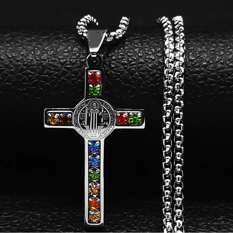 Halskette mit mehrfarbigem Anhänger Kreuz des heiligen Benedikt in Silber
