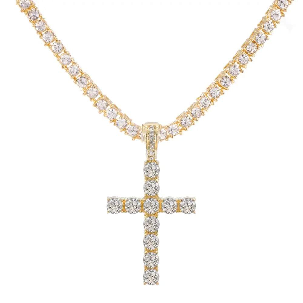 Halskette mit Kreuzanhänger in silbernem Glanz Gold
