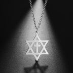 Halskette mit Kreuzanhänger und <span data-glossary-id="orthodoxe_jüdische_Symbole">orthodoxen jüdischen Symbolen</span> aus Silber