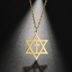 Halskette mit Kreuzanhänger und <span data-glossary-id="orthodoxe_jüdische_Symbole">orthodoxen jüdischen Symbolen</span> aus Gold