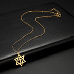 Halskette mit Kreuzanhänger und <span data-glossary-id="orthodoxe_jüdische_Symbole">orthodoxen jüdischen Symbolen</span> aus Gold