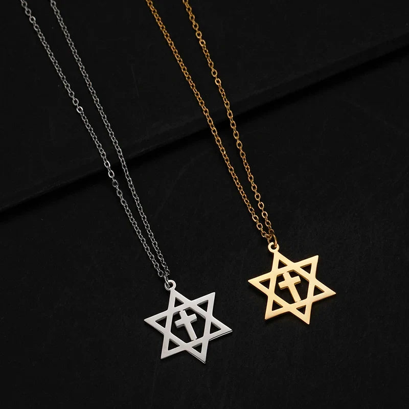 Halskette mit Kreuzanhänger und <span data-glossary-id="orthodoxe_jüdische_Symbole">orthodoxen jüdischen Symbolen</span> aus Gold