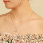 Halskette mit Kreuzanhänger und <span data-glossary-id="orthodoxe_jüdische_Symbole">orthodoxen jüdischen Symbolen</span> aus Silber