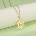 Halskette mit Kreuzanhänger und <span data-glossary-id="orthodoxe_jüdische_Symbole">orthodoxen jüdischen Symbolen</span> aus Gold