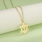 Halskette mit Kreuzanhänger und <span data-glossary-id="orthodoxe_jüdische_Symbole">orthodoxen jüdischen Symbolen</span> aus Gold