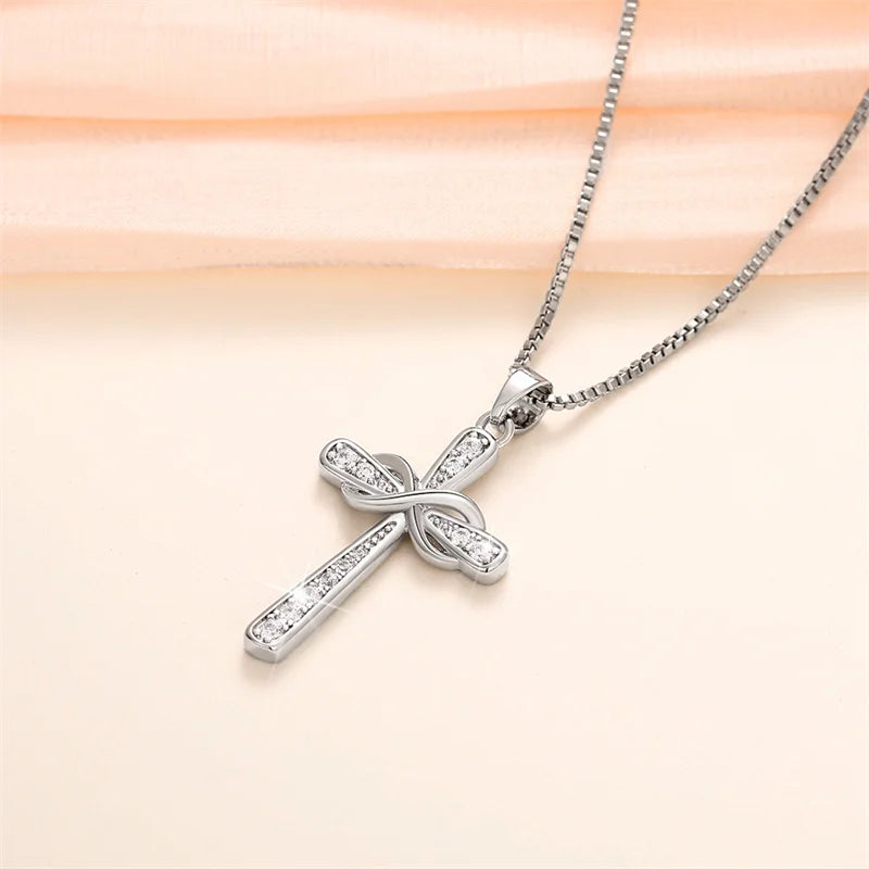 Collana con pendente croce e simbolo dell'infinito intrecciati