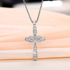 Collana con pendente croce e simbolo dell'infinito intrecciati