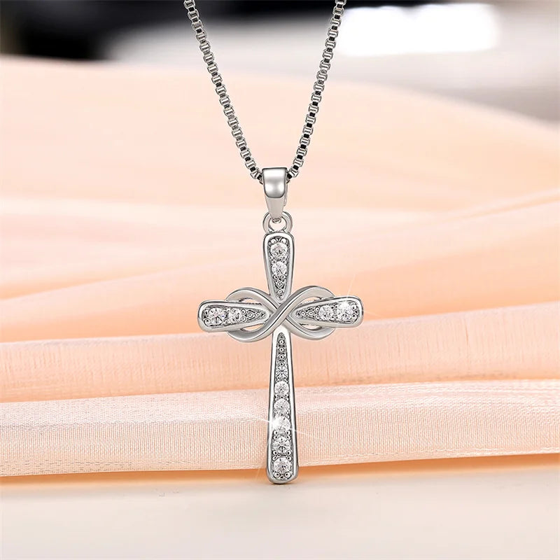 Collana con pendente croce e simbolo dell'infinito intrecciati