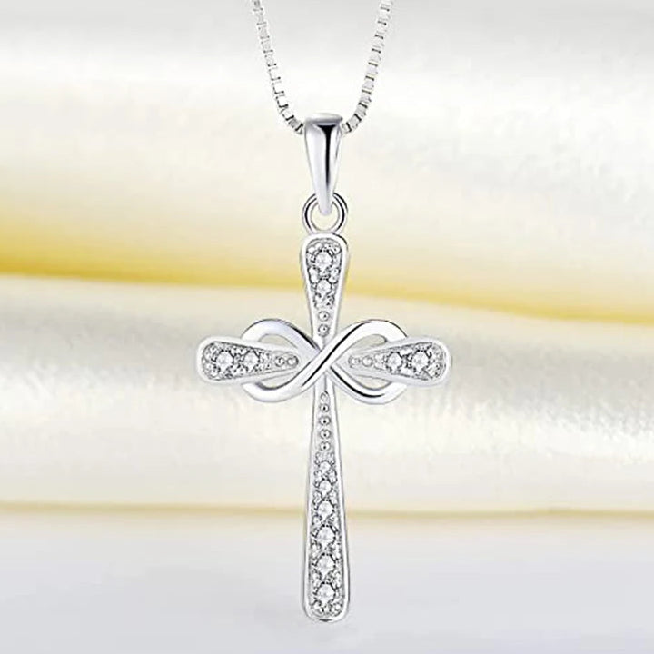 Collana con pendente croce e simbolo dell'infinito intrecciati