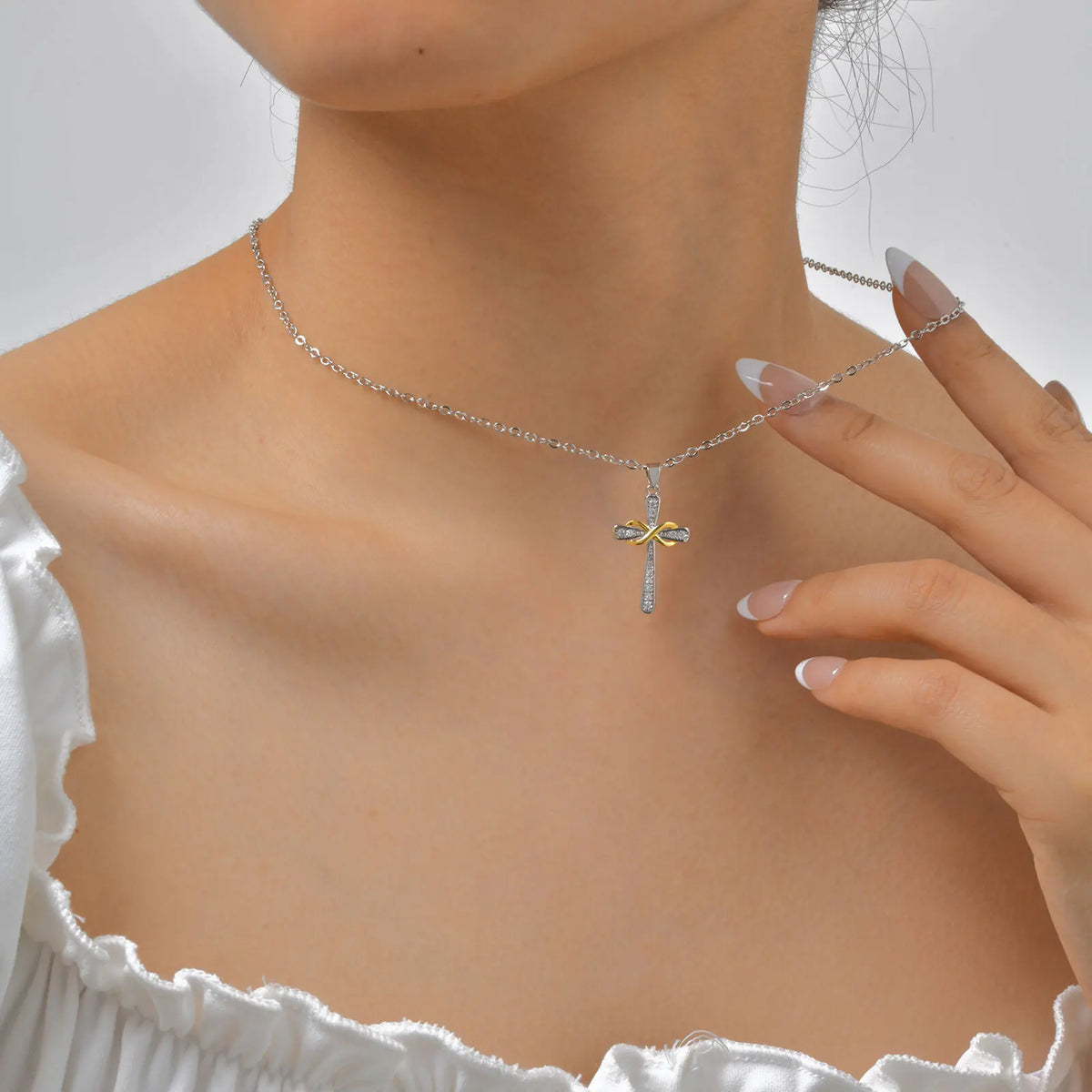 Halskette mit zweifarbigem Kreuzanhänger und Unendlichkeitssymbol