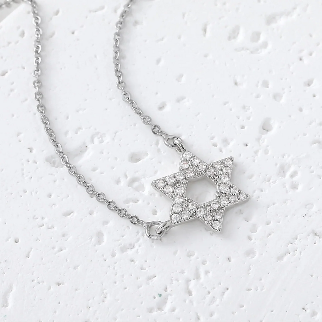 Halskette mit Anhänger des <span data-glossary-id="etoile-de-david">Davidsterns</span> aus Strass, jüdisches Symbol in Silber