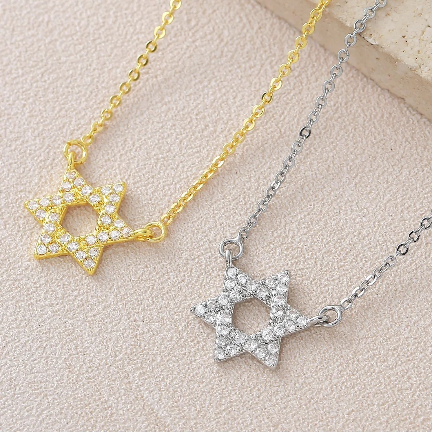 Halskette mit Anhänger des <span data-glossary-id="etoile-de-david">Davidsterns</span> aus Strass, jüdisches Symbol 