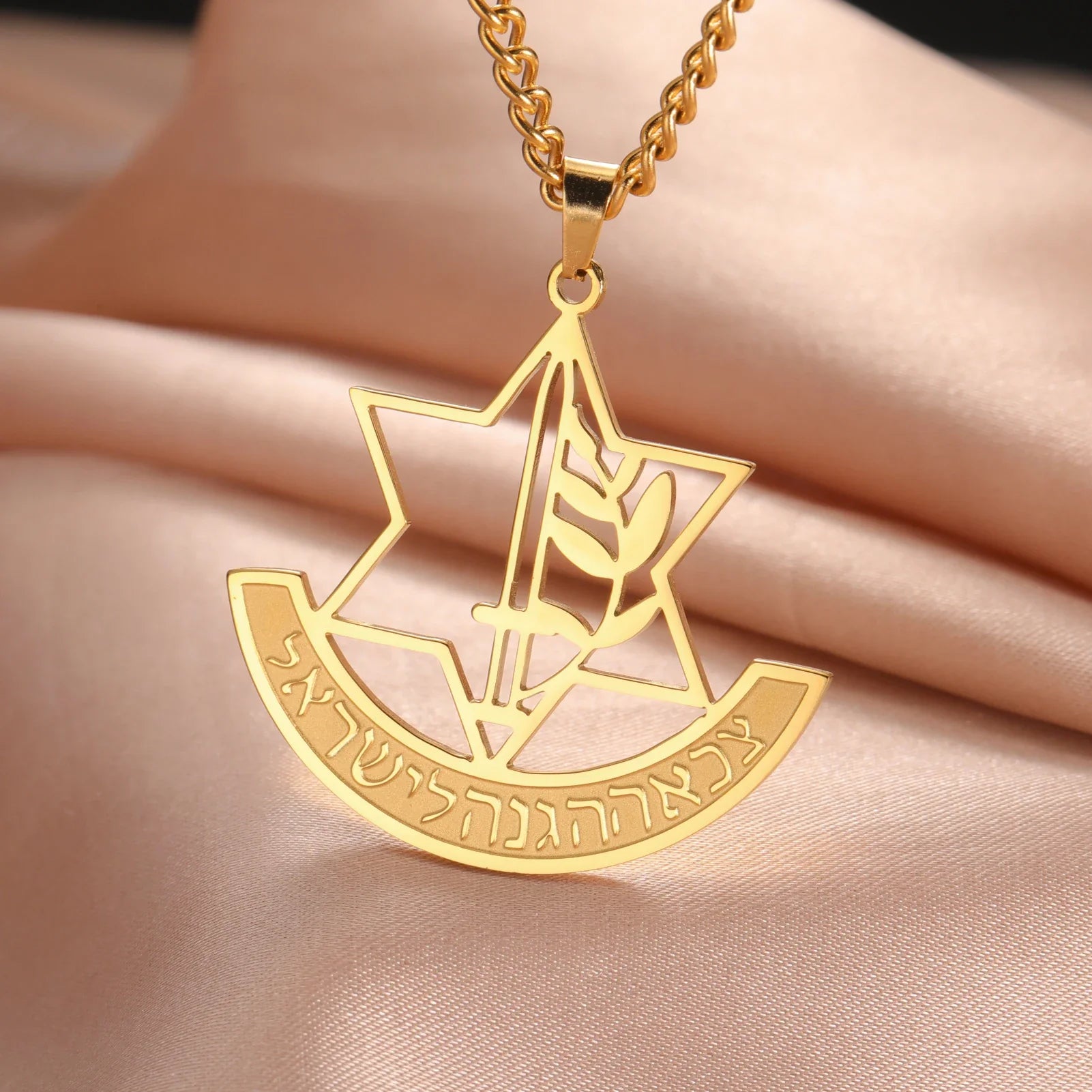Halskette mit Anhänger des Davidsterns und symbolischer jüdischer Lilienblume in Gold